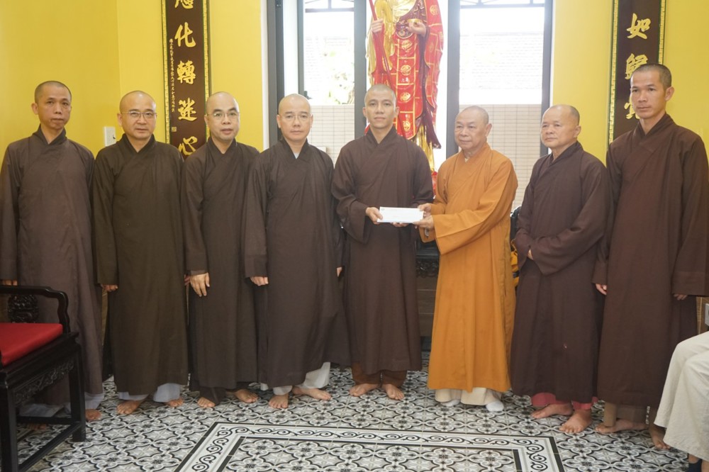 Đà Nẵng: Thường trực Ban Trị sự cùng lãnh đạo chính quyền thành phố thăm và tặng quà vùng lũ