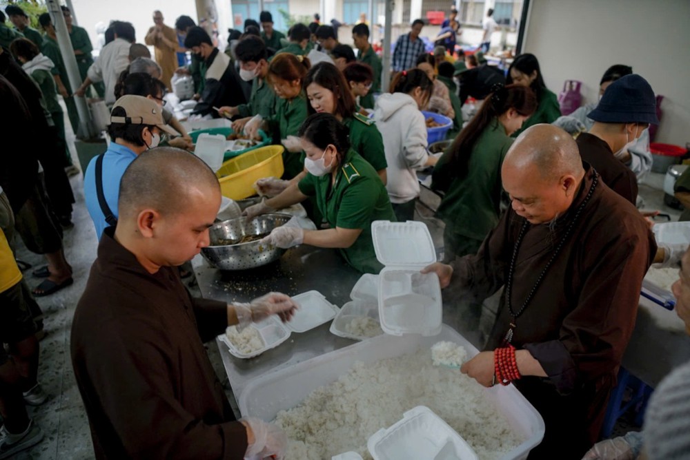 Nổi lửa bếp ăn từ thiện dã chiến thứ 2, nâng công suất phục vụ lên 30.000 phần cơm mỗi ngày cho bà con vùng bão lũ Khánh Hòa