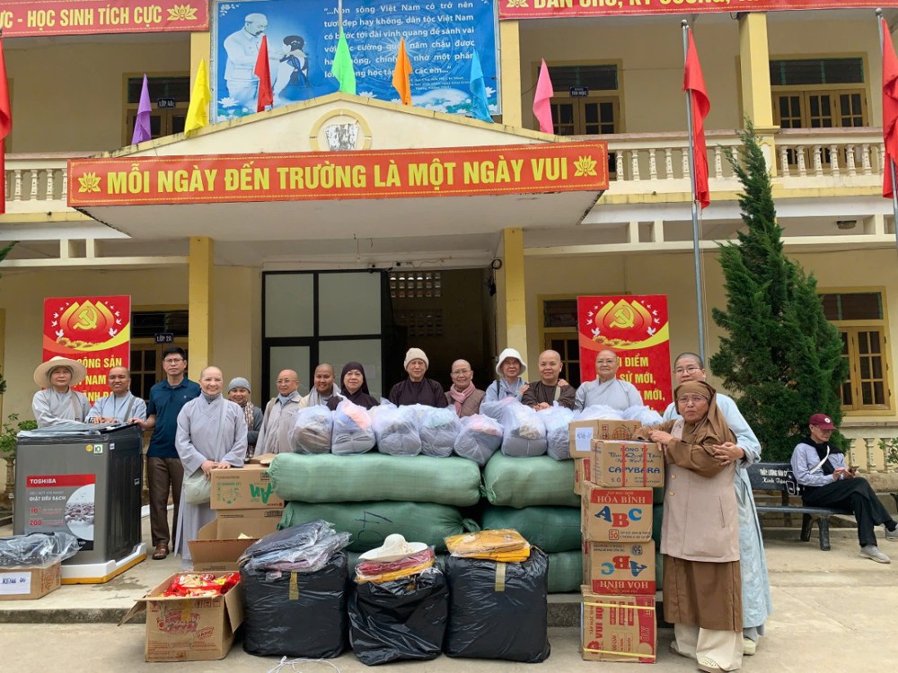 Chư Tôn đức Ni Phân ban Ni giới khu vực Bình Dương cũ mang yêu thương đến với đồng bào chịu thiệt hại do thiên tai