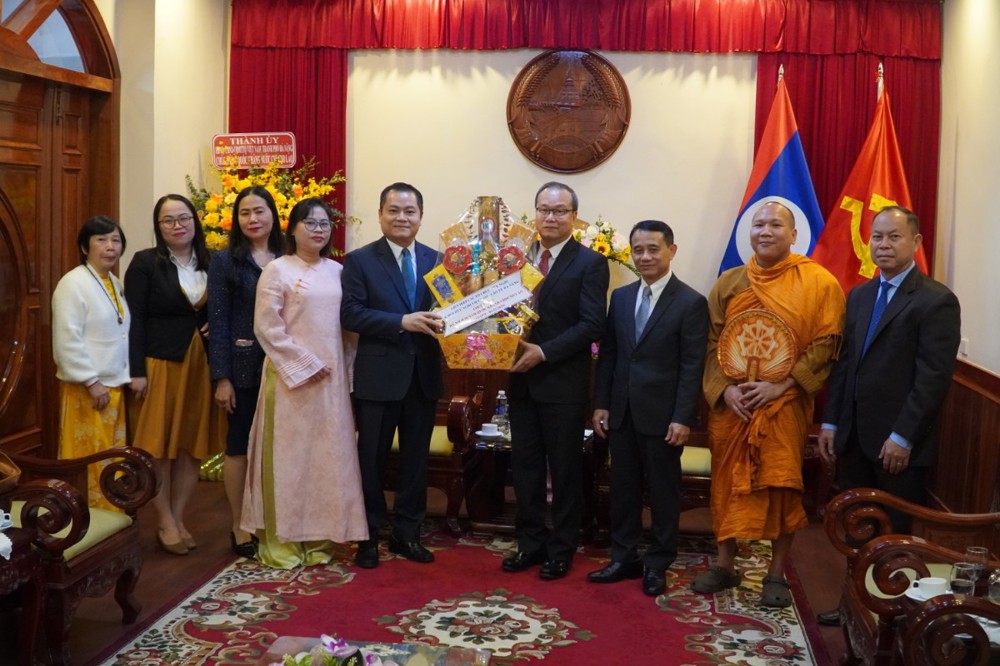 Đà Nẵng: Chúc mừng Tổng Lãnh sự quán Lào tại Đà Nẵng nhân dịp kỷ niệm 50 năm Quốc khánh nước CHDCND Lào