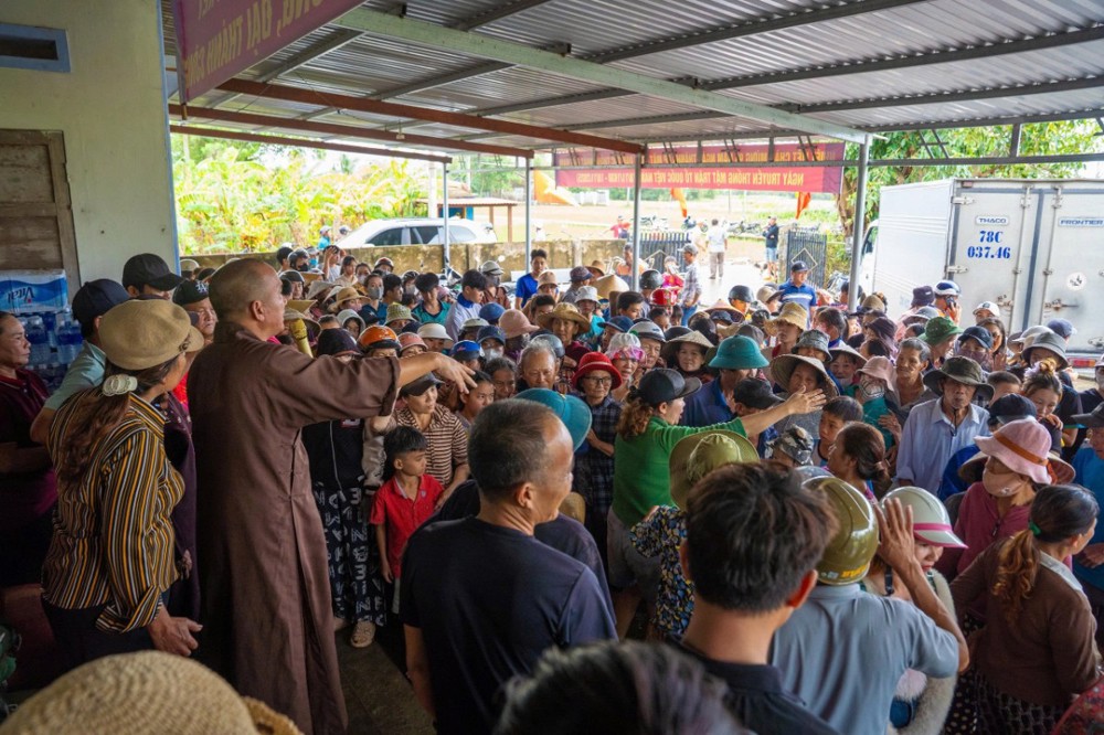 Chư Tăng và Phật tử Tổ đình Bảo Lâm chung tay cứu trợ bão lũ miền Đông - Đắk Lắk