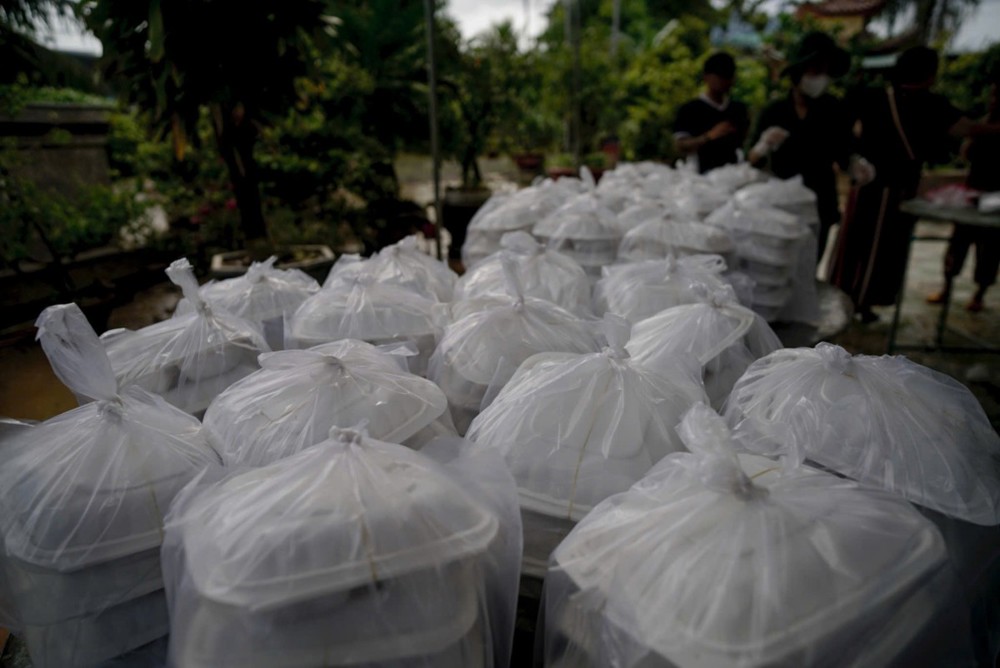 41.100 phần cơm được bếp cơm từ thiện dã chiến gửi đến bà con vùng bão lũ miền Trung