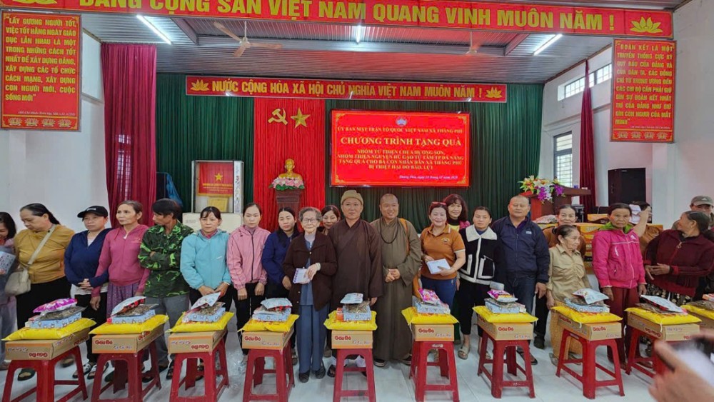 Đà Nẵng: Chùa Hương Sơn và Chùa Phước Ấm trao quà từ thiện tại xã Thăng Phú Tp. Đà Nẵng