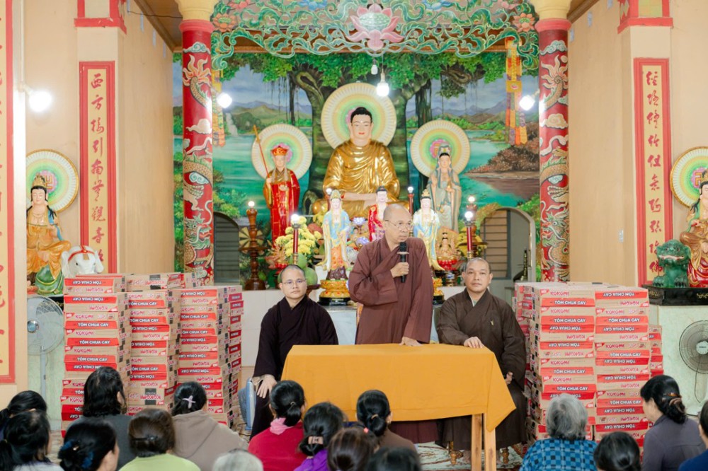 Đắk Lắk: Tổ đình An Lạc trao quà hỗ trợ bà con Sông Cầu sau bão số 13