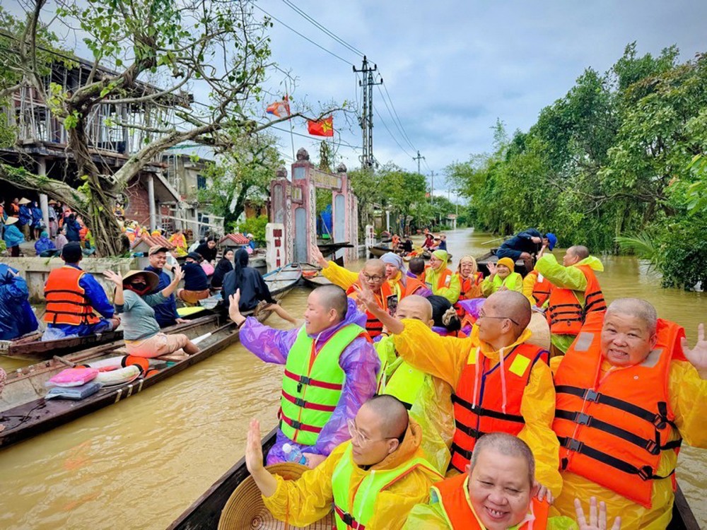 Đoàn Từ thiện Ni giới Hệ phái Khất sĩ trao yêu thương tại Quảng Trị và Huế