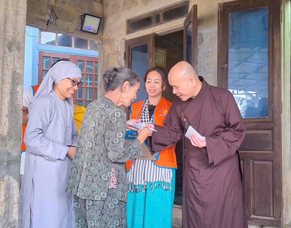 Chuyến từ thiện “Hướng về miền Trung thương yêu” của chùa Vạn Phước và chùa Pháp Vân (TP.HCM) thành tựu viên mãn