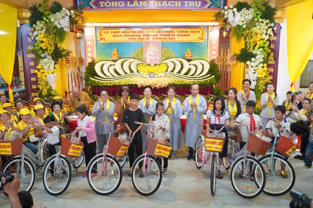 Cần Thơ: Chùa Khánh Sơn trao học bổng và quà hỗ trợ nhân lễ tưởng niệm lần thứ 8 cố Hòa thượng Thích Thiện Sanh