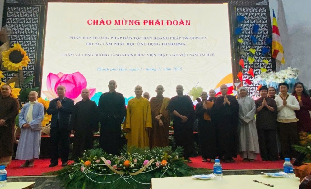 Phân ban Hoằng pháp ĐBDTTS TƯ và Trung tâm Phật học Ứng dụng – Ban Quốc tế Thabarwa cứu trợ bão lũ miền Trung