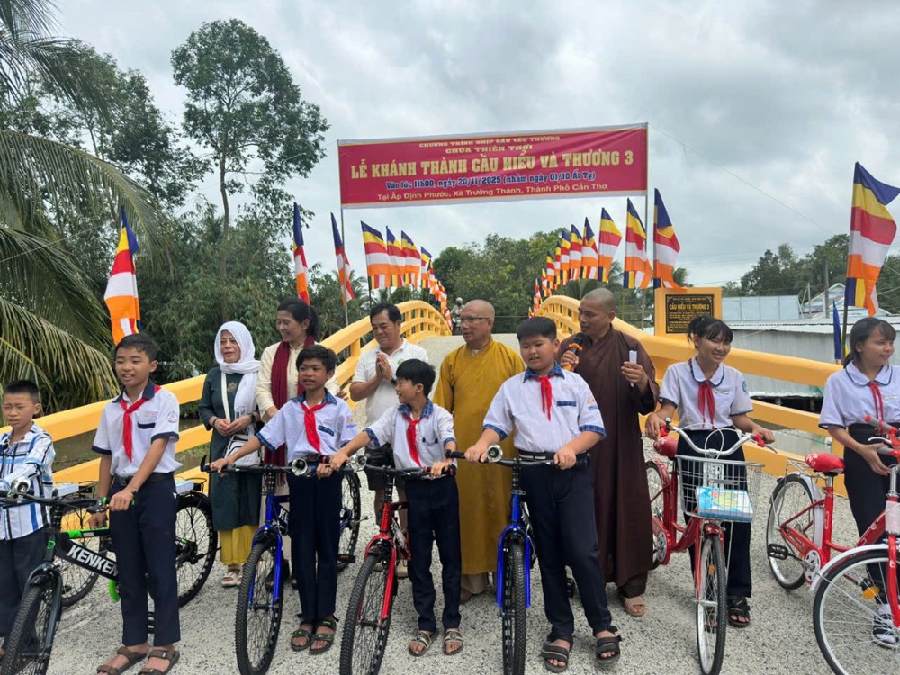 Cần Thơ: Khánh thành 2 cầu bê tông nông thôn và tặng quà cho học sinh nghèo