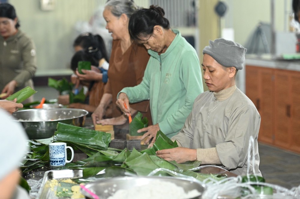 Hơi ấm từ bi giữa tâm bão lũ