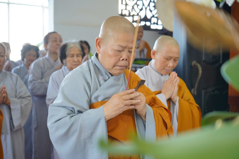 Đồng Tháp: Chùa Tịnh Nghiêm tổ chức trai đàn Dược Sư cầu nguyện bình an đến đồng bào đang bị thiên tai 