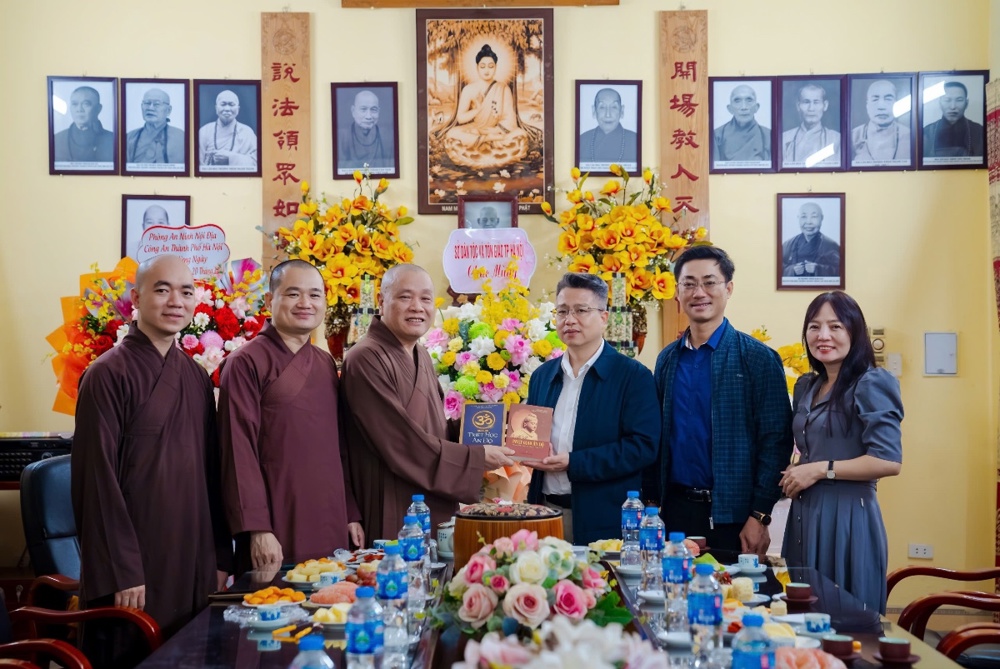 Tp Hà Nội : Các cơ quan ban ngành chúc mừng trường  TCPH Hà Nội Nhân ngày nhà giáo Việt Nam 20/11
