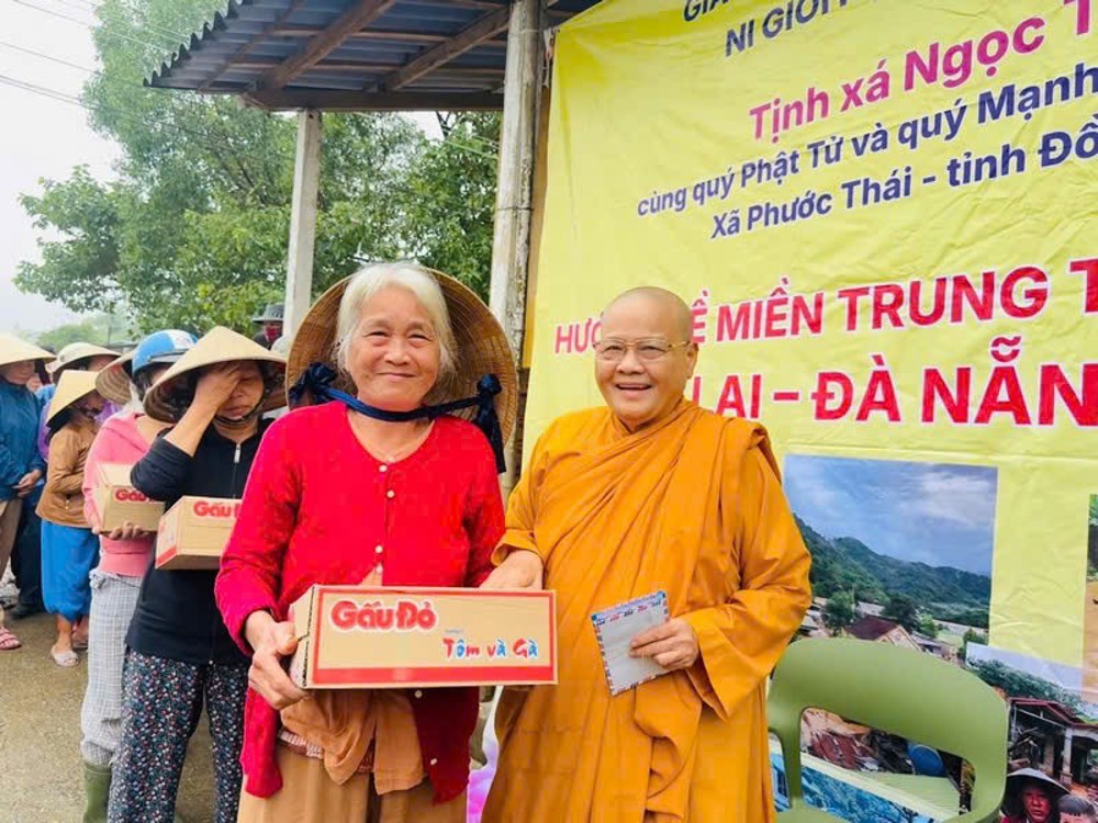 TP.Huế: Đoàn từ thiện tịnh xá Ngọc Tuệ tặng quà cứu trợ đồng bào xã Đan Điền