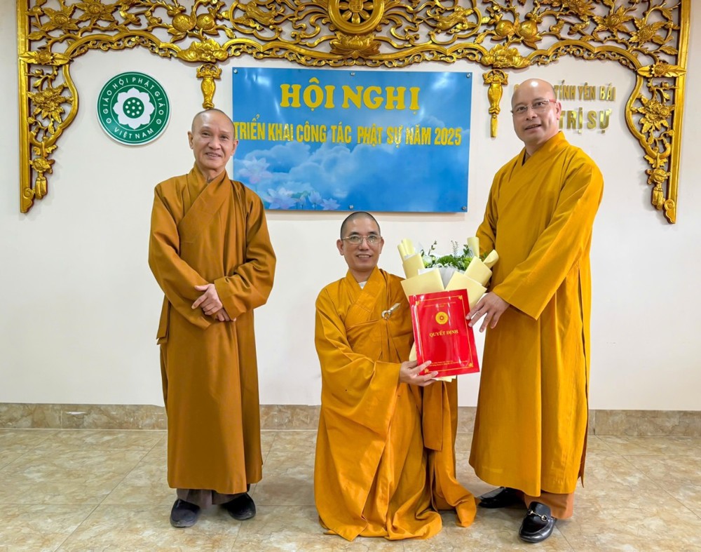 A group of men in orange robes

AI-generated content may be incorrect.