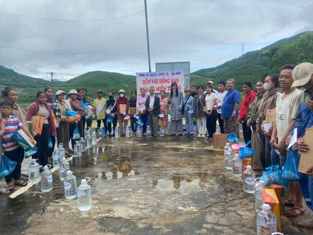 Hành trình từ thiện của đoàn chùa Lá - Gò Vấp lan tỏa từ bi giữa mùa lũ