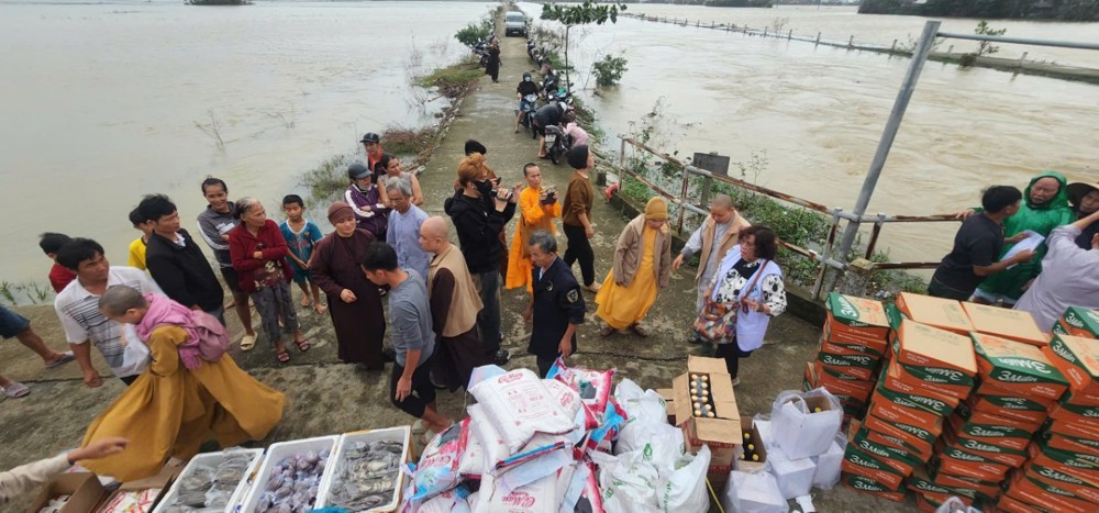 Lâm Đồng: Gần 700 phần quà được chùa Phước Minh cứu trợ đồng bào tại Huế và Đăk Lăk
