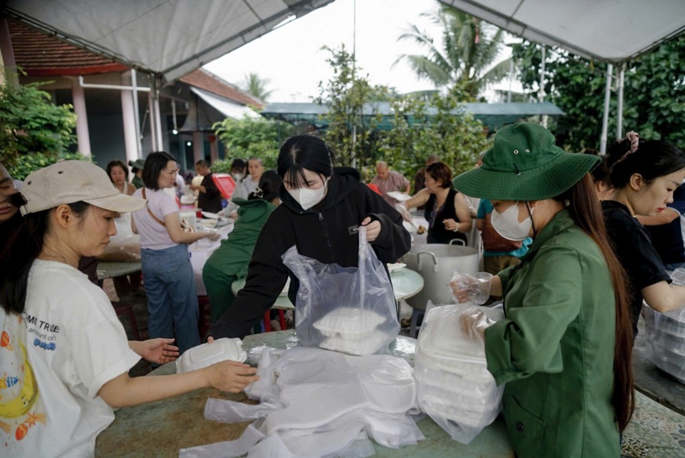 Nổi lửa bếp ăn từ thiện dã chiến thứ 2, nâng công suất phục vụ lên 30.000 phần cơm mỗi ngày cho bà con vùng bão lũ Khánh Hòa