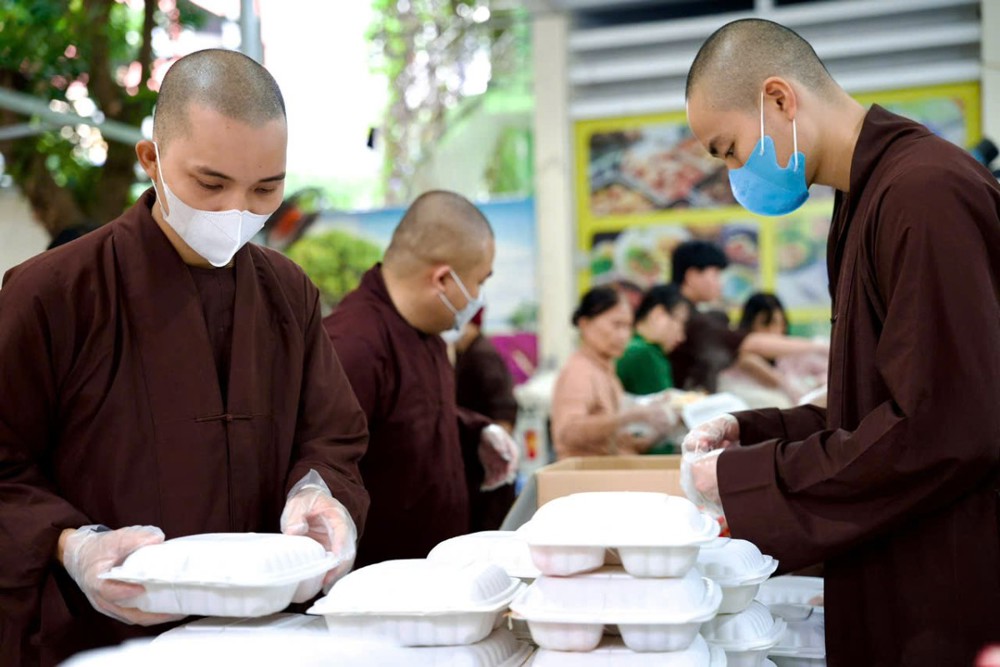 Tăng Ni sinh Trường TCPH Khánh Hoà phục vụ bếp ăn dã chiến phục vụ bà con vùng lũ tại Khánh Hoà
