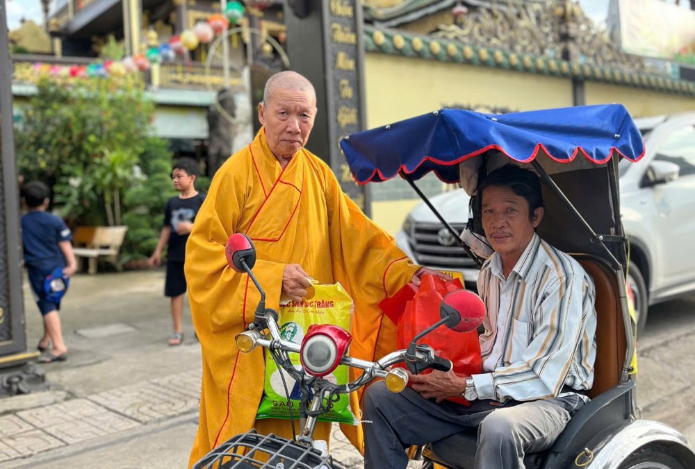 TP.HCM: Chùa Minh Giác trao tặng 150 phần quà cho các hộ khó khăn nhân Khánh vía Đức Quán Thế Âm Bồ Tát