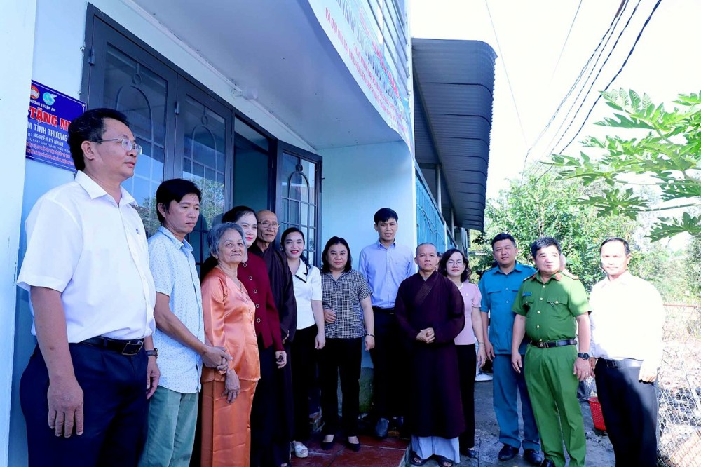 TP.HCM: Bàn giao nhà tình thương và tặng quà cho hộ gia đình khó khăn