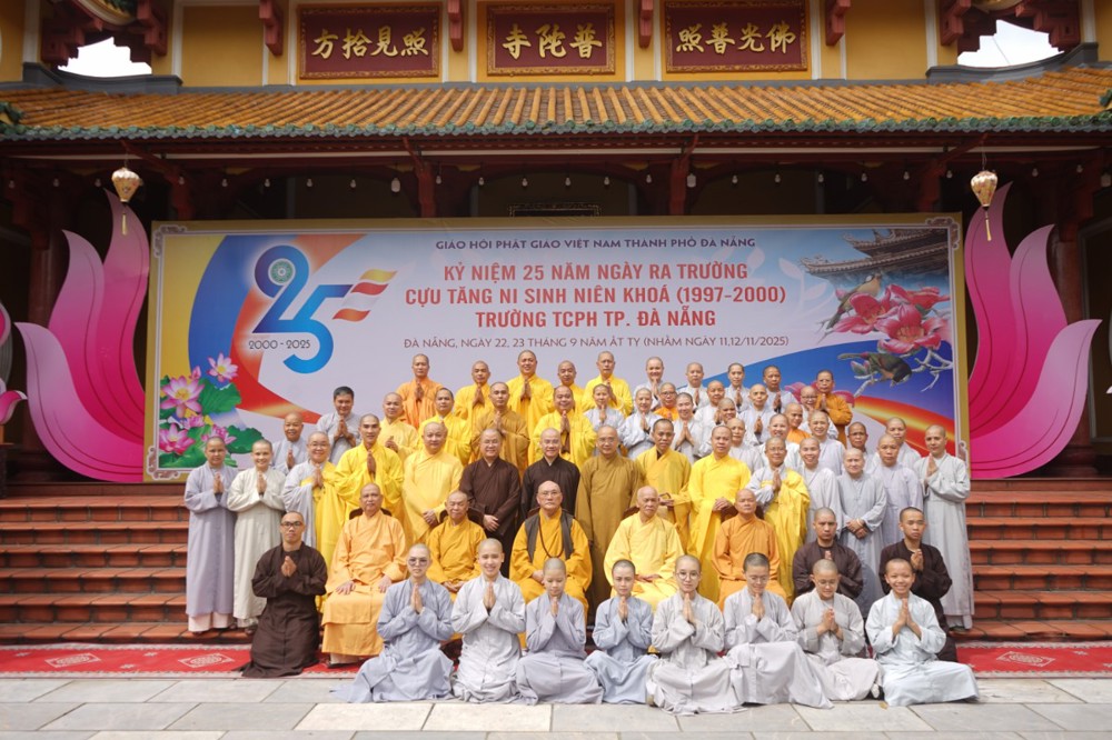 Đà Nẵng: Tăng Ni sinh khóa 2 (1997 – 2000) kỷ niệm 25 năm ngày tốt nghiệp