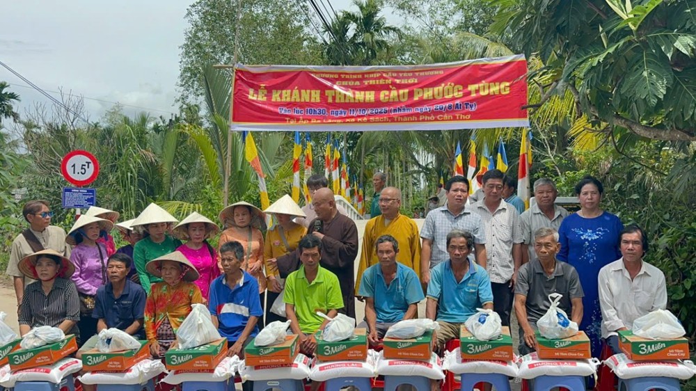 Cần Thơ: Chùa Thiên Thới khánh thành 3 cầu bê tông nông thôn và tặng quà cho người nghèo