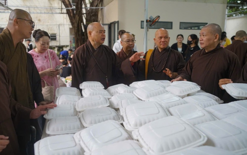 Khởi động bếp cơm từ thiện dã chiến phục vụ 15.000 phần cơm cho vùng lũ Khánh Hòa