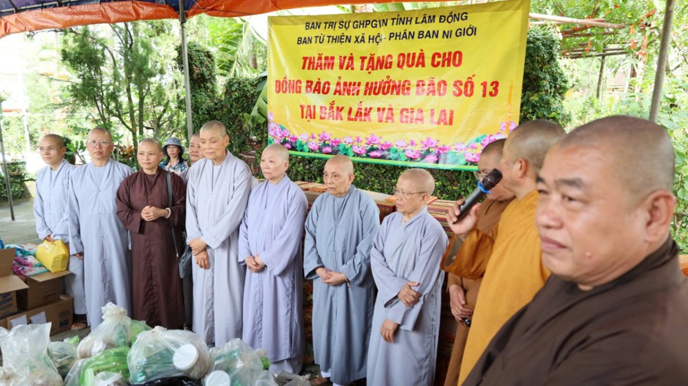 Lâm Đồng: Ban Từ thiện Xã hội Phật giáo và Phân ban Ni giới cứu trợ đồng bào bị ảnh hưởng bão Kalmaegi tại Đăk Lăk và Gia Lai