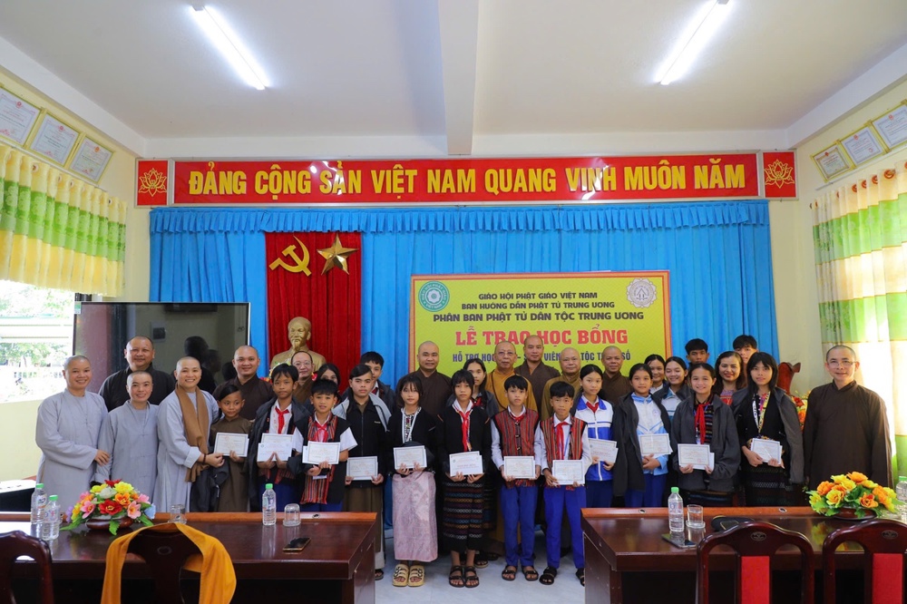 Quảng Trị: Phân ban PTDT TƯ trao 20 suất học bổng cho học sinh Trường PTDT Nội trú Hướng Hóa