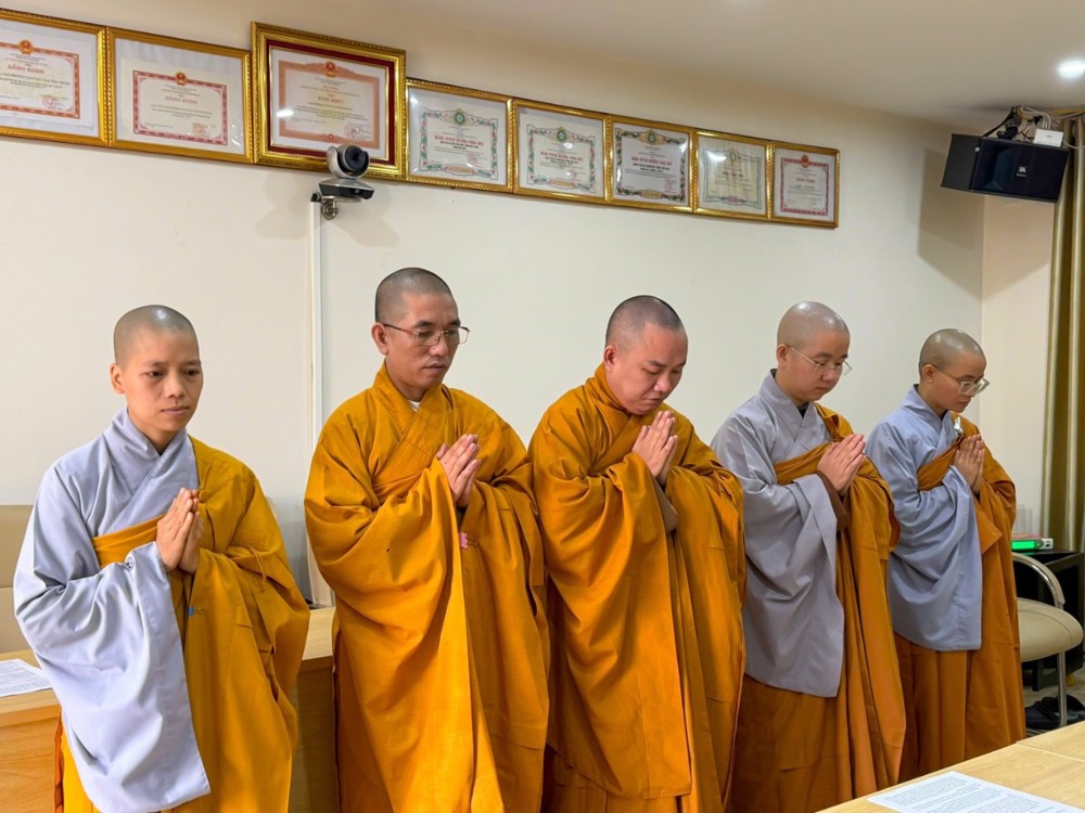 A group of men in robes

AI-generated content may be incorrect.