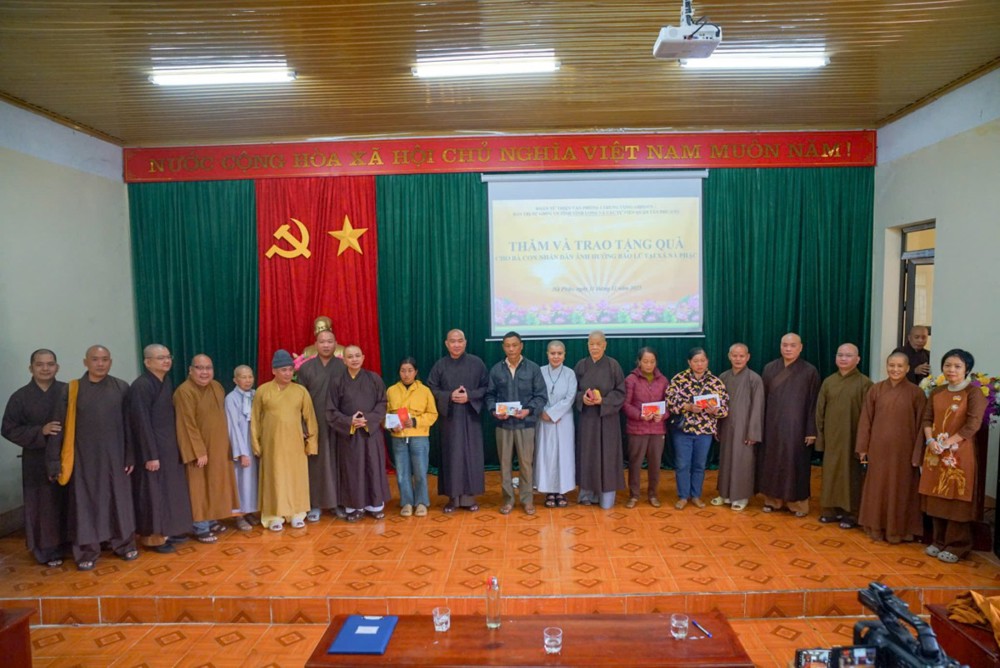 Văn phòng 2 Trung ương trao hơn 300 phần quà đến bà con ảnh hưởng bão lũ tại tỉnh Thái Nguyên