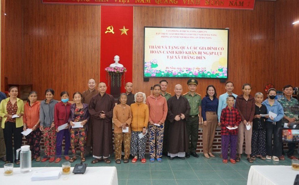 Đà Nẵng: Văn phòng 2 Trung ương, Ban Trị sự thành phố và phòng an ninh nội địa Công an thành phố tặng quà bà con vùng lũ