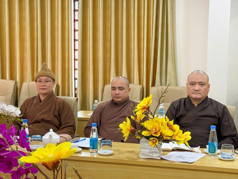 A group of people sitting at a table

AI-generated content may be incorrect.