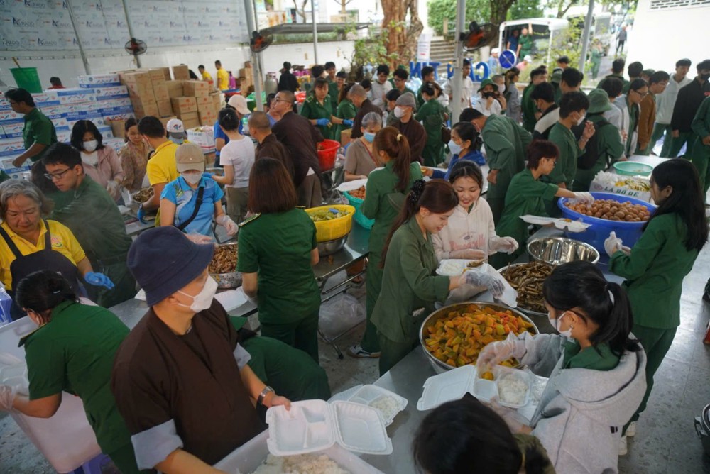 41.100 phần cơm được bếp cơm từ thiện dã chiến gửi đến bà con vùng bão lũ miền Trung