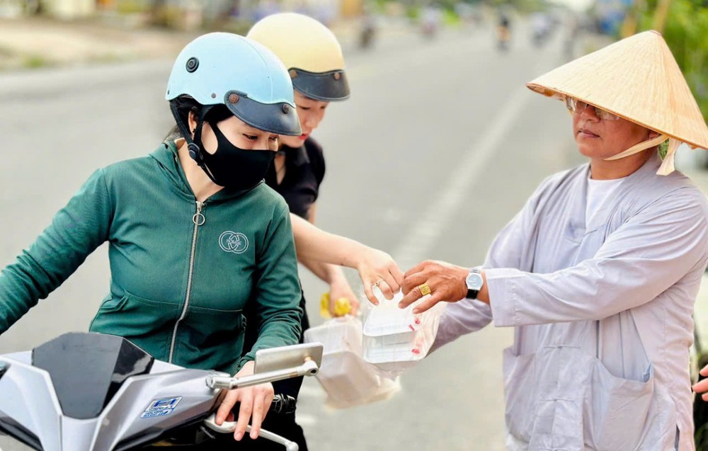 Cà Mau: Ấm lòng 500 suất chay từ chùa Liên Hoa, gieo duyên lành ăn chay