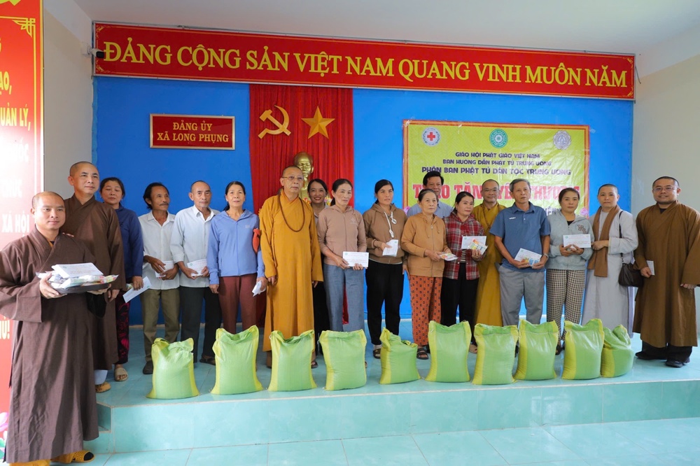 Quảng Ngãi: Phân ban Phật tử Dân tộc Trung ương trao yêu thương đến bà con khó khăn tại xã Long Phụng