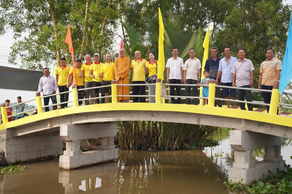 Vĩnh Long: Khánh thành cầu giao thông nông thôn và bàn giao nhà “Sen búp xin tặng người”