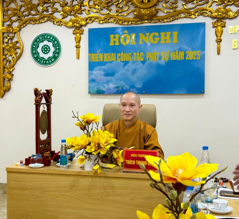 A person sitting at a desk

AI-generated content may be incorrect.