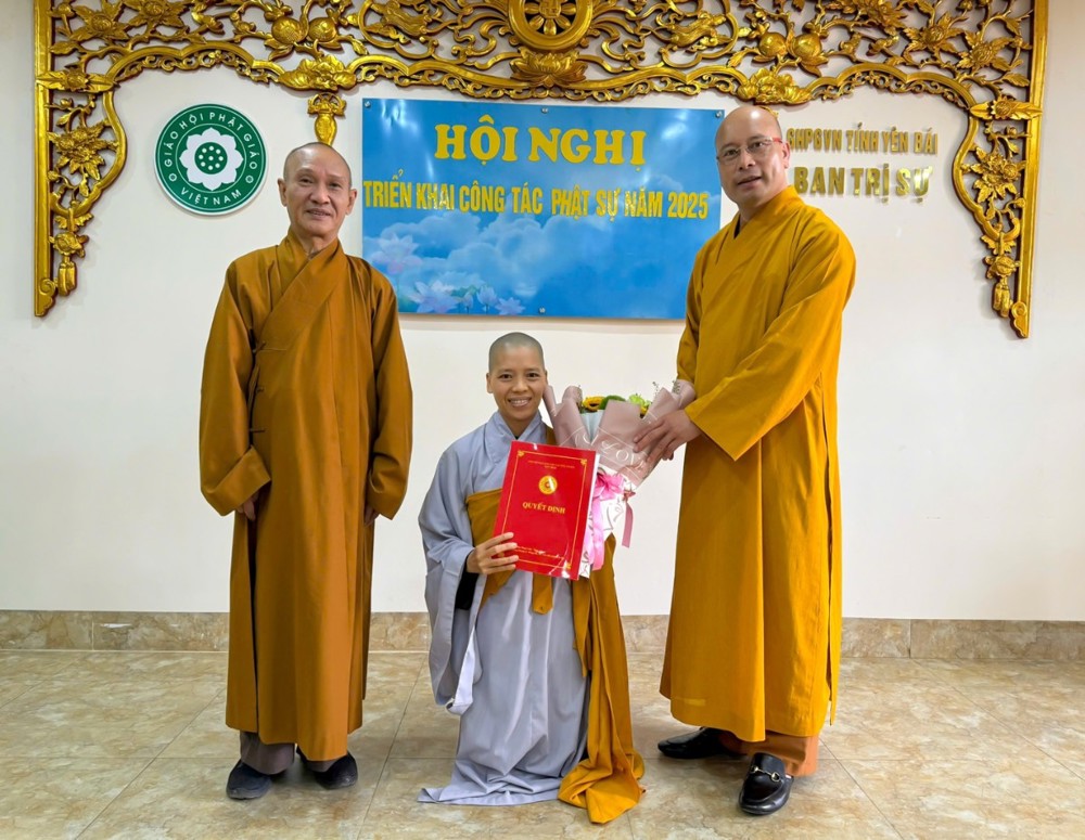 A group of people in robes

AI-generated content may be incorrect.