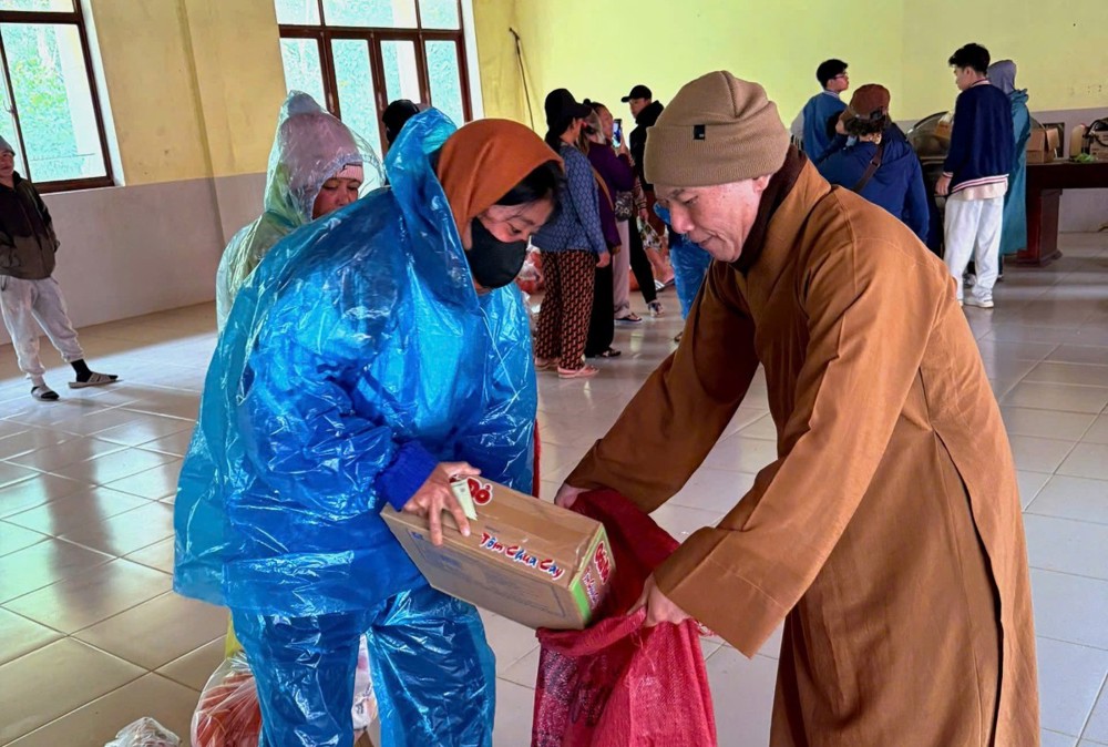 Quảng Ngãi: Đoàn Phật tử Bình Dương cứu trợ đồng bào Măng Đen sau bão lũ