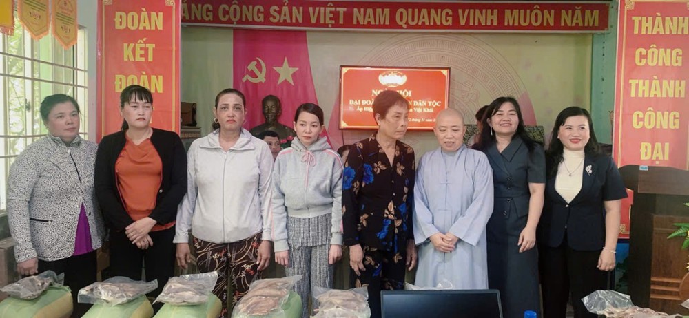Cà Mau: Chùa Vạn Phước trao yêu thương đến đồng bào xã Nguyễn Việt Khái 
