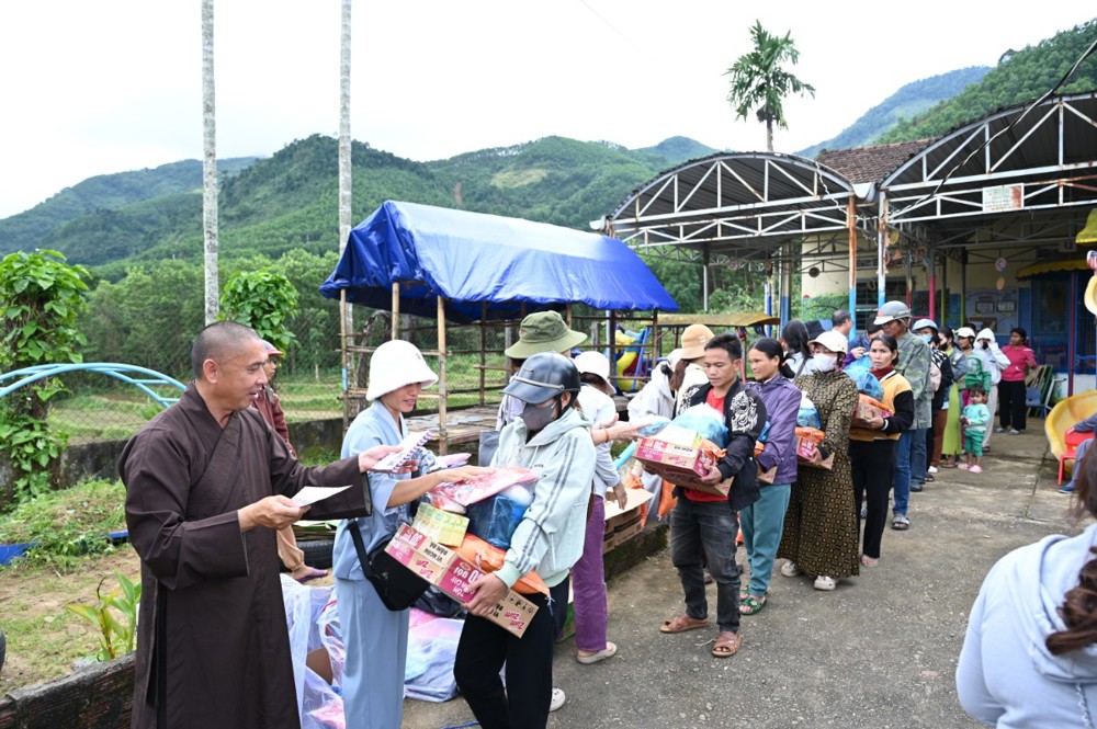 Quảng Ngãi: Phật giáo tỉnh thực hiện chuyến cứu trợ tại các khu vực bị ảnh hưởng sau bão số 13