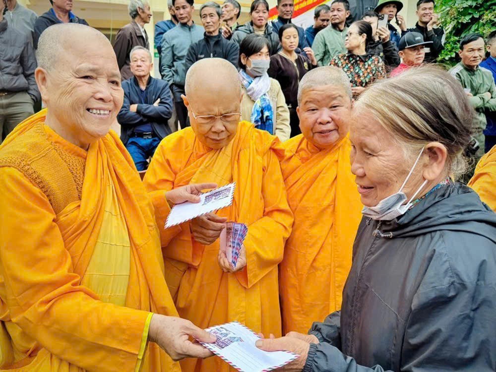 Bắc Ninh: Đoàn Từ thiện Ni giới Hệ phái Khất sĩ trao 500 phần quà cho bà con xã Tiên Lục 