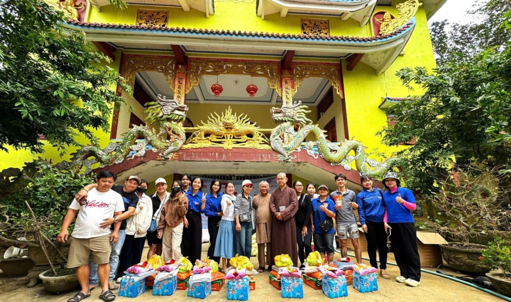 Chùa Phổ Đà Sơn trao quà tới người dân vùng lũ tỉnh Phú Yên cũ