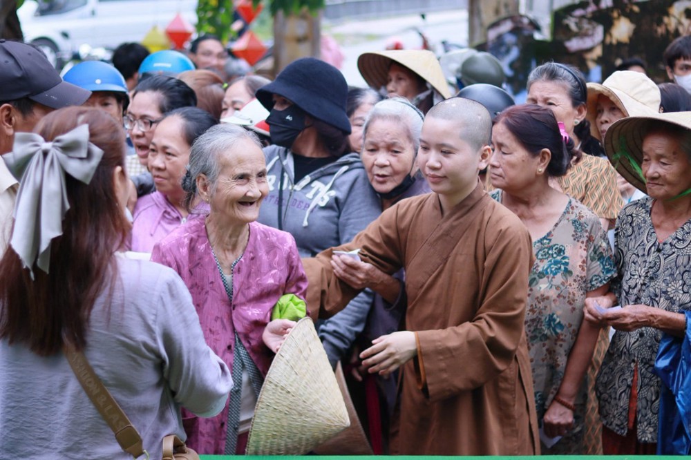 TT Huế: CLB Nắng thương chung sức hỗ trợ bà con Hương Trà sau bão lũ