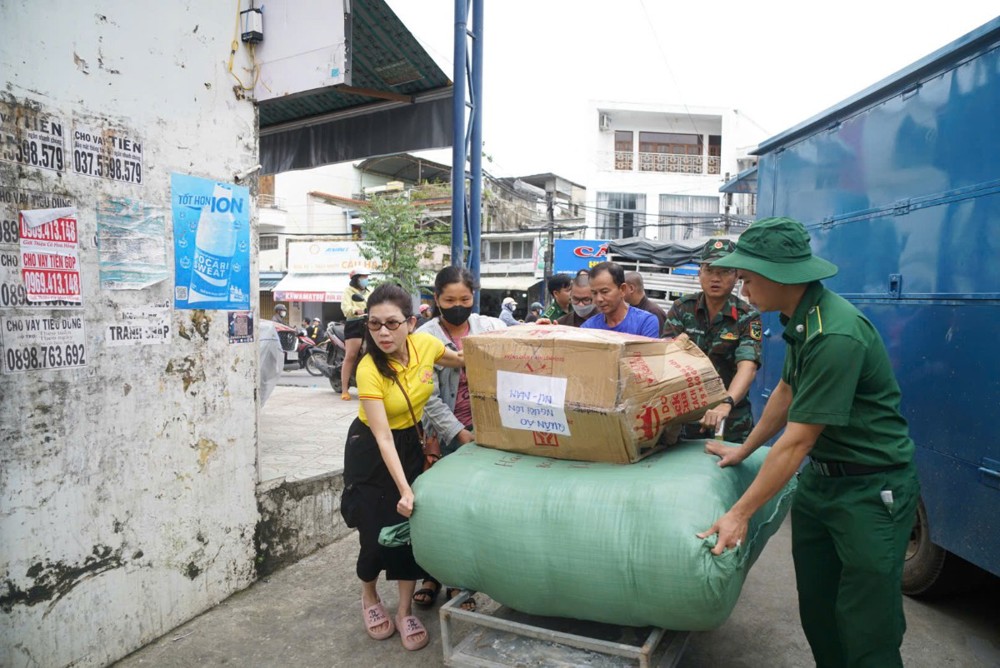 Gần 8 vạn phần cơm, 10 vạn phần quà được Ban TT-XH TP.HCM trao đến bà con vùng bão lũ miền Trung