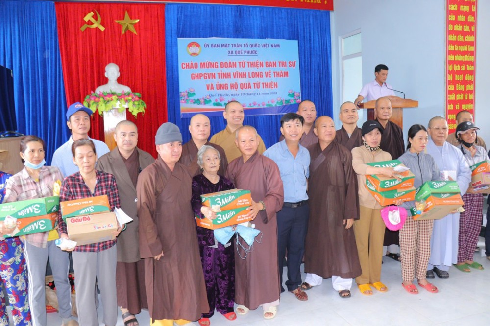 Vĩnh Long: Ban Trị sự GHPGVN tỉnh Vĩnh Long đến thăm và trao 300 phần quà đến bà con bị ảnh hưởng bởi lũ lụt tại tỉnh Quảng Nam cũ