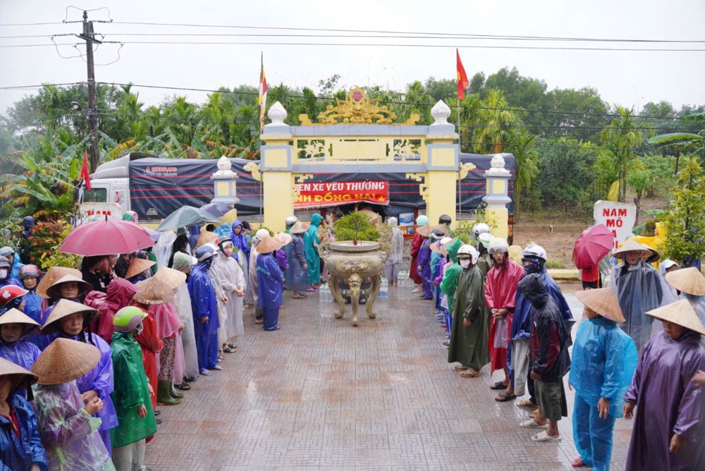 Ban Từ thiện xã hội GHPGVN tỉnh Đồng Nai tiếp tục hành trình sẻ chia yêu thương đến bà con vùng lũ tại Huế