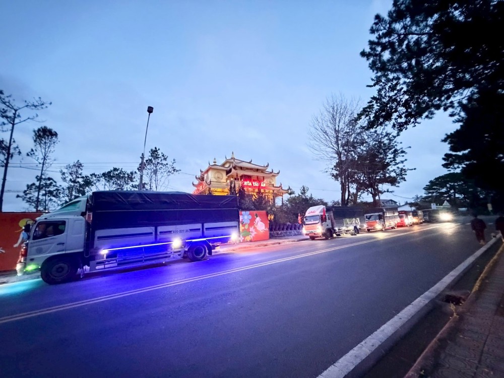 Lâm Đồng gửi hơn 30 tấn hàng hóa tiếp sức bà con vùng lũ miền Trung