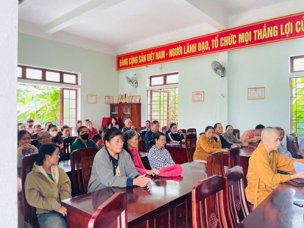 Đà Nẵng: Chùa Bình An phát quà cho đồng bào tại xã Hiệp Đức 